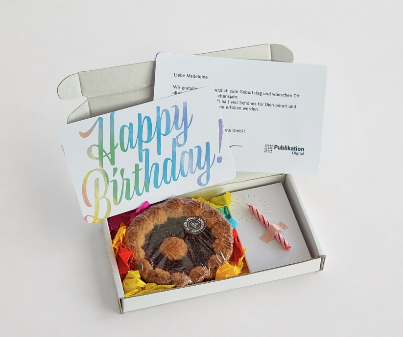 Personalisierte Geburtstagsbox für Mitarbeitende mit Gebäck und individuell bedruckter Geburtstagskarte.