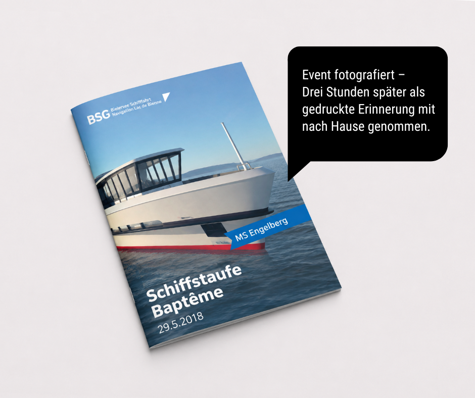 Schräg liegende Broschüre zur Schiffstaufe der MS Engelberg mit einem weissen Schiff auf blauem Wasser. Rechts daneben eine schwarze Sprechblase mit Hinweis auf die Produktion innerhalb von drei Stunden.